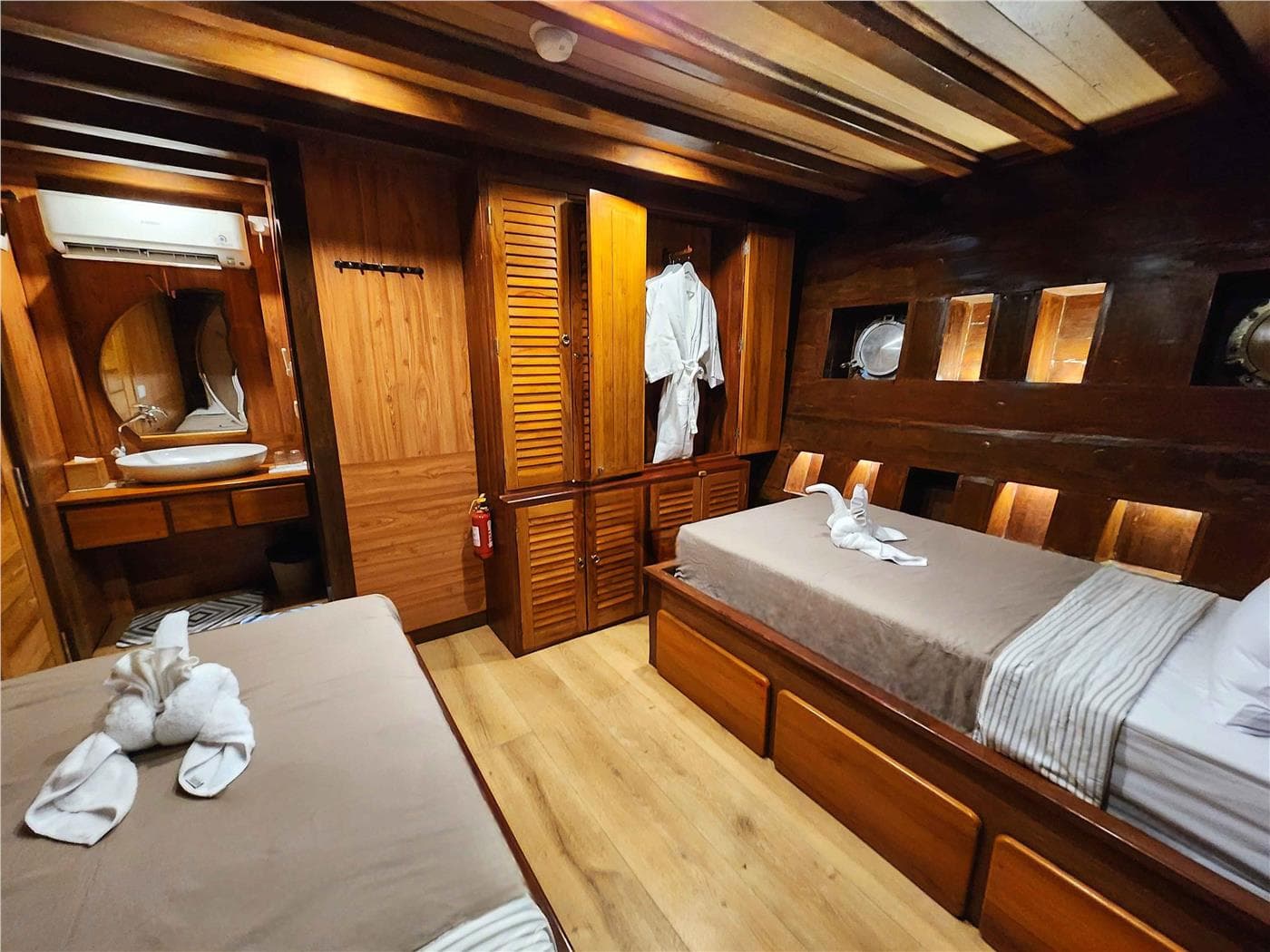 Lower Cabin Twin share